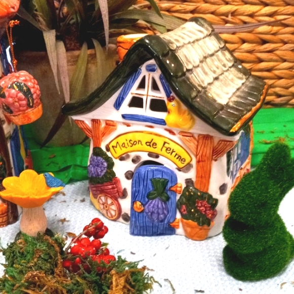 Two Cosy Cottages W/Easter Set Up - Picture 3 of 8